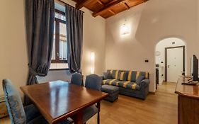 Piazza di Spagna Elegant Apartment